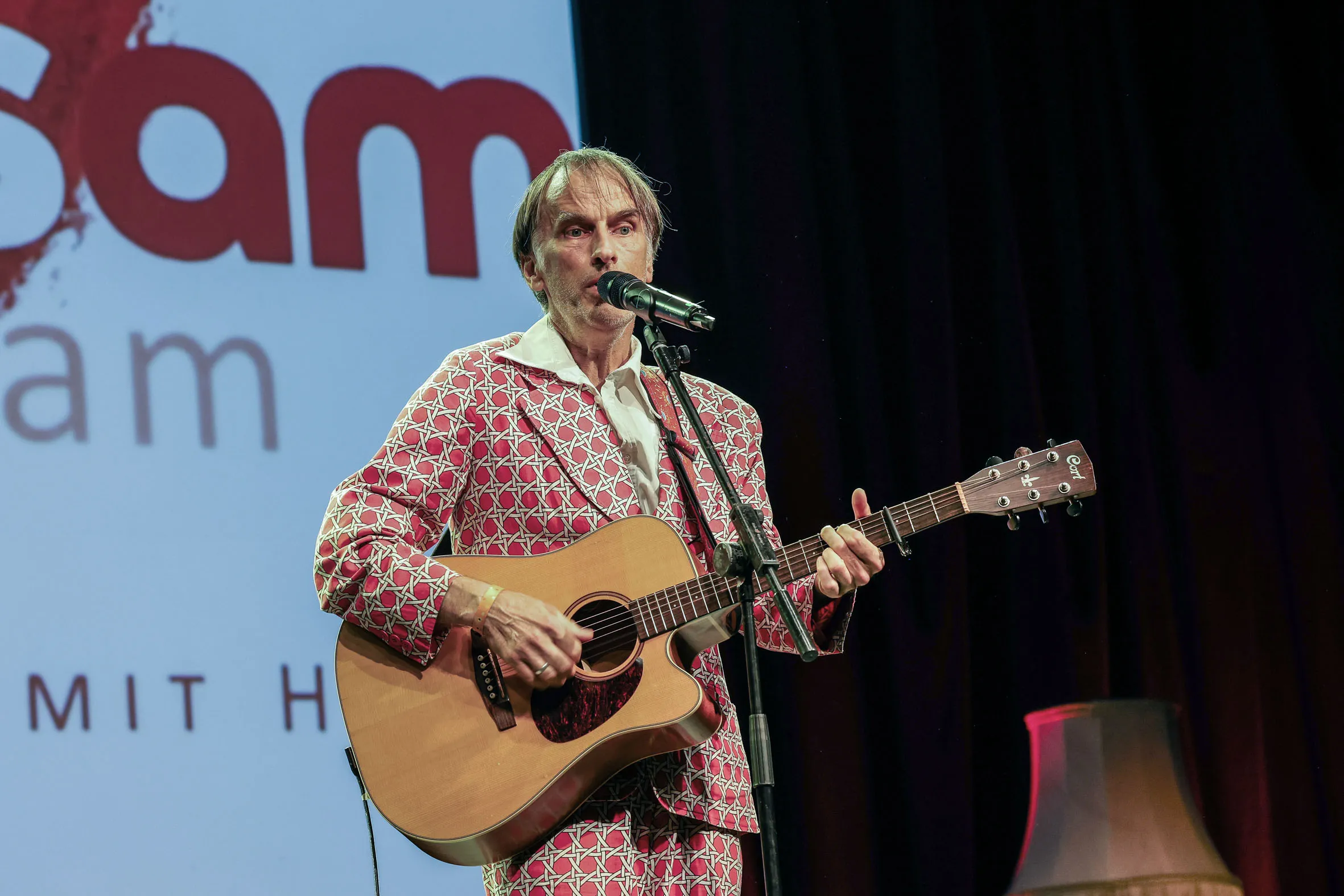 Thommi Baake auf der Bühne mit Gitarre